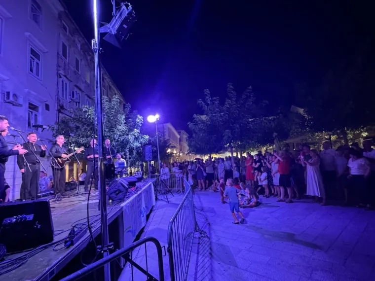 Senj obasjale stotine baklji: Prizori u čast braniteljima odu&scaron;evili građane