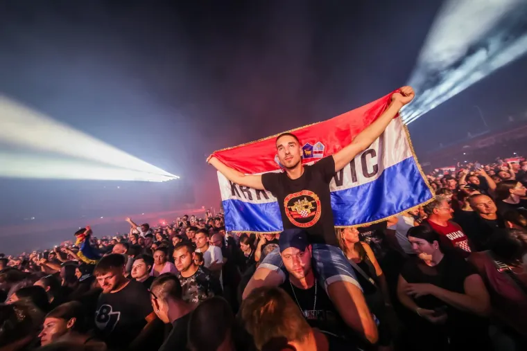 Thompson prekinuo nastup zbog dramatične situacije: 'Zovite hitnu. Pozlilo mu je'