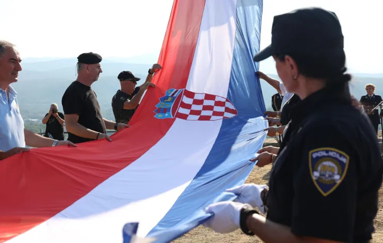 Knin obilježio 31 godinu od Oluje: Rafalei parali nebo, na tvrđavi zavijorila zastava