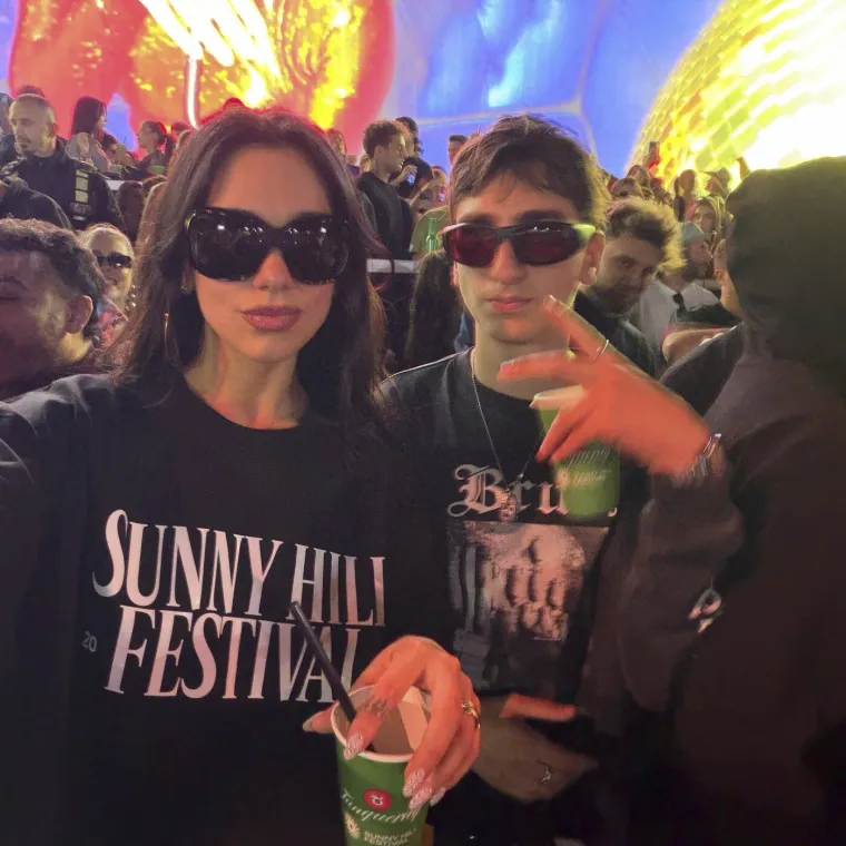 Svi su gledali pozornicu, a Dua Lipa među publikom: Prizor iz Pri&scaron;tine odu&scaron;evio fanove