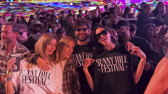 Svi su gledali pozornicu, a Dua Lipa među publikom: Prizor iz Pri&scaron;tine odu&scaron;evio fanove