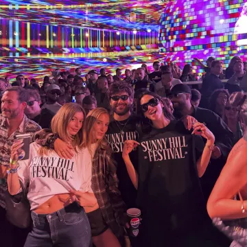 Svi su gledali pozornicu, a Dua Lipa među publikom: Prizor iz Pri&scaron;tine odu&scaron;evio fanove