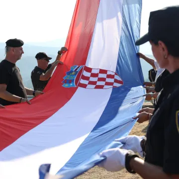 Hrvati se prisjetili 'Oluje' i oslobođenja Knina: 'Bili smo u podrumu, nisam znala gdje mi je tata'