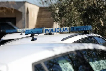 Galamili i lupali po autu, u vozilu bilo i dijete: S prijavom policije zavr&scaron;io i načelnik općine?