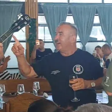 Skejo i HOS-ovci usred Knina pjevali usta&scaron;ku budnicu: Ima i snimka, ali su je obrisali