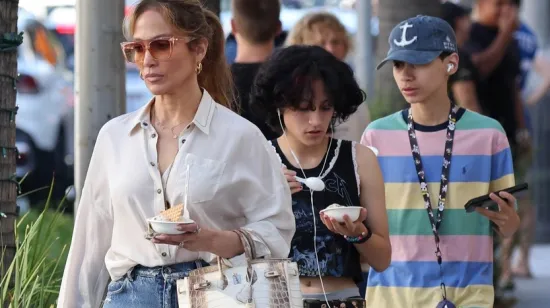 Djeca Jennifer Lopez na udaru kritika: 'Jede li on i&scaron;ta?... Za&scaron;to su stalno na mobitelu? '