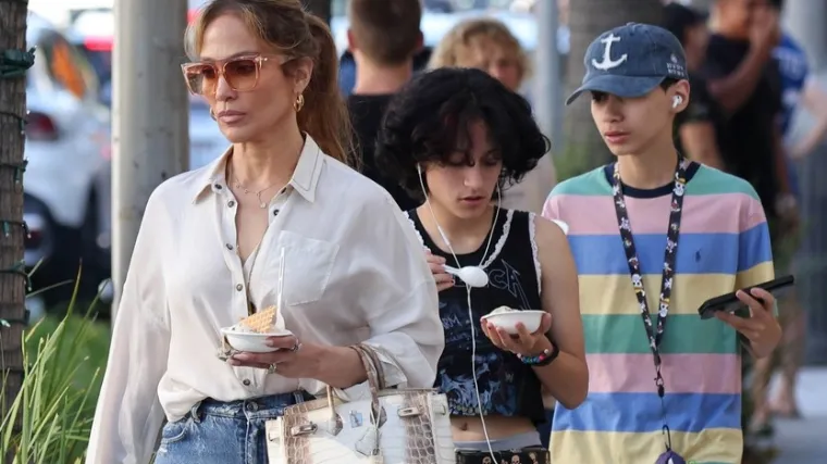 Djeca Jennifer Lopez na udaru kritika: 'Jede li on i&scaron;ta?... Za&scaron;to su stalno na mobitelu? '