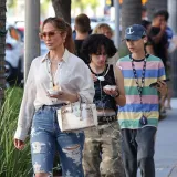 Djeca Jennifer Lopez na udaru kritika: 'Jede li on i&scaron;ta?... Za&scaron;to su stalno na mobitelu? '