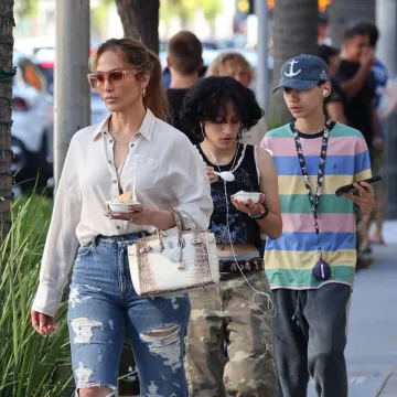 Djeca Jennifer Lopez na udaru kritika: 'Jede li on i&scaron;ta?... Za&scaron;to su stalno na mobitelu? '