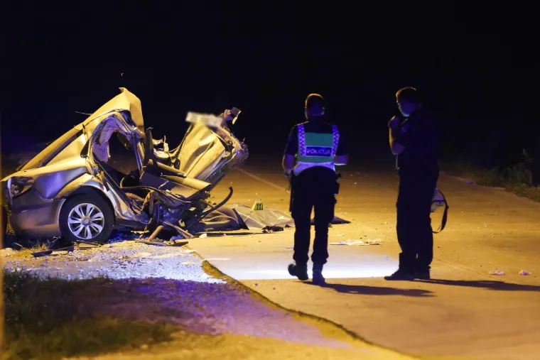 Stravična nesreća u Zagrebu: Automobil prepolovio stup, jedna osoba poginula