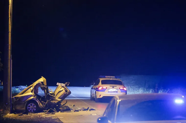 Stravična nesreća u Zagrebu: Automobil prepolovio stup, jedna osoba poginula