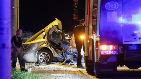 Stravična nesreća u Zagrebu: Automobil prepolovio stup, jedna osoba poginula