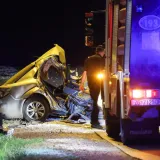 Stravična nesreća u Zagrebu: Automobil prepolovio stup, jedna osoba poginula