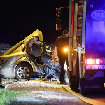 Stravična nesreća u Zagrebu: Automobil prepolovio stup, jedna osoba poginula
