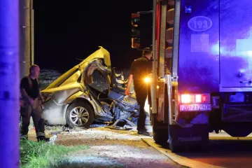 Stravična nesreća u Zagrebu: Automobil prepolovio stup, jedna osoba poginula