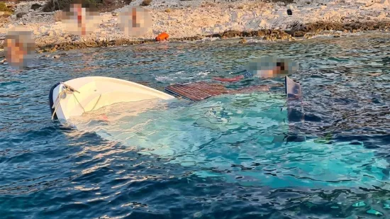 Brodica s pijanim turistima tone, a domaći sve snimaju i smiju se: 'Ne smite tu parkirat'
