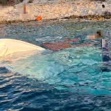 Brodica s pijanim turistima tone, a domaći sve snimaju i smiju se: 'Ne smite tu parkirat'