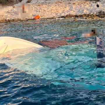 Brodica s pijanim turistima tone, a domaći sve snimaju i smiju se: 'Ne smite tu parkirat'