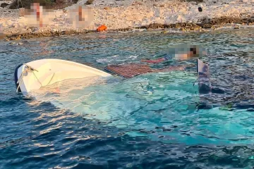 Brodica s pijanim turistima tone, a domaći sve snimaju i smiju se: 'Ne smite tu parkirat'