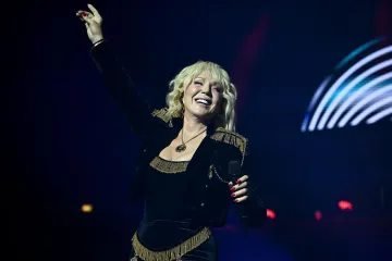 Lepa Brena opet pala na pozornici: Snimka je postala hit, a detalj svi komentiraju