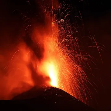 Priroda pokazala moć: Pogledajte noćnu erupciju najvećeg europskog vulkana