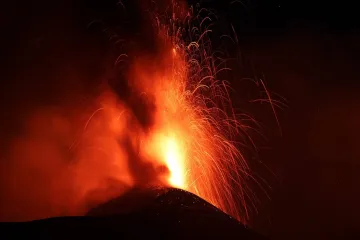 Priroda pokazala moć: Pogledajte noćnu erupciju najvećeg europskog vulkana