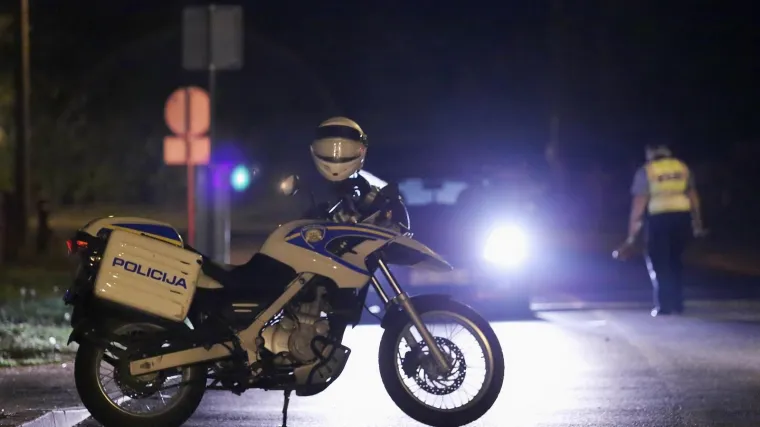 Skretao preko pune crte pa se zabio u motocikl! Te&scaron;ko ozlijeđen čovjek