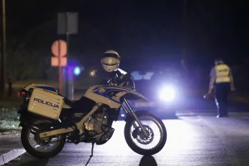 Skretao preko pune crte pa se zabio u motocikl! Te&scaron;ko ozlijeđen čovjek