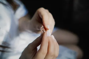 Kupila je prsten u second hand trgovini, odnijela ga je na procjenu i ostala u &scaron;oku