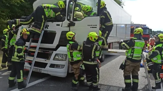 Sudar dva kamiona na autocesti A1! Vatrogasci izvlačili unesrećenog