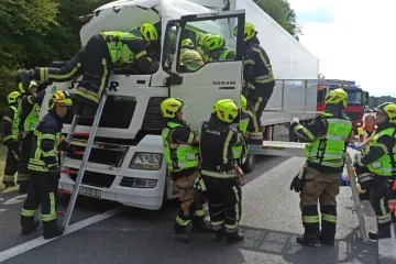 Sudar dva kamiona na A1! Vatrogasci izvlačili unesrećenog, stvaraju se ogromne kolone