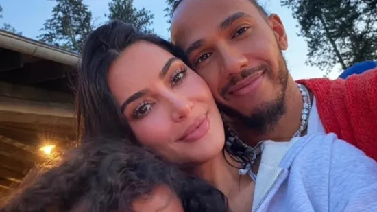 Lewis Hamilton ljeto provodi u dru&scaron;tvu obitelji i Kim Kardashian: 'Radi sve osim da pobjeđuje'