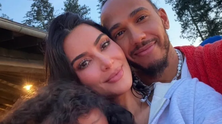Lewis Hamilton ljeto provodi u dru&scaron;tvu obitelji i Kim Kardashian: 'Radi sve osim da pobjeđuje'