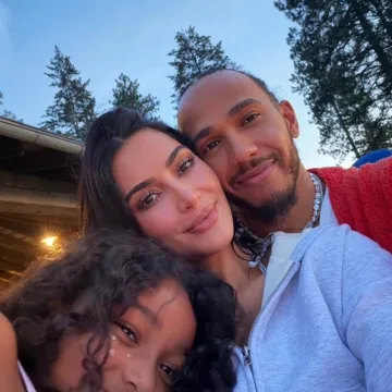 Lewis Hamilton ljeto provodi u dru&scaron;tvu obitelji i Kim Kardashian: 'Radi sve osim da pobjeđuje'