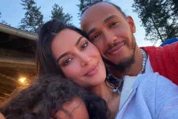 Lewis Hamilton ljeto provodi u dru&scaron;tvu obitelji i Kim Kardashian: 'Radi sve osim da pobjeđuje'