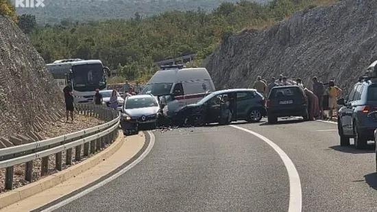 U sudaru tri auta kraj Neuma ima ozlijeđenih, promet potpuno obustavljen