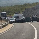 U sudaru tri auta kraj Neuma ima ozlijeđenih, promet potpuno obustavljen