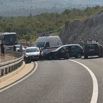 U sudaru tri auta kraj Neuma ima ozlijeđenih, promet potpuno obustavljen