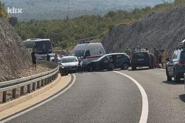 U sudaru tri auta kraj Neuma ima ozlijeđenih, promet potpuno obustavljen