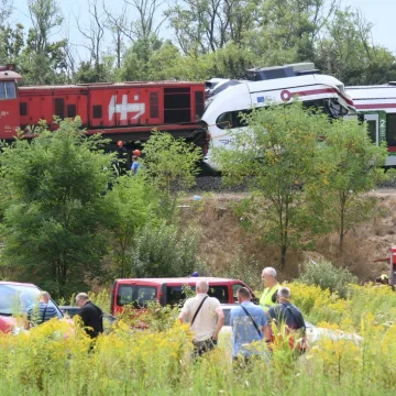 Putnički vlak smrskan nakon sudara s teretnim: Pogledajte prizore s mjesta nesreće