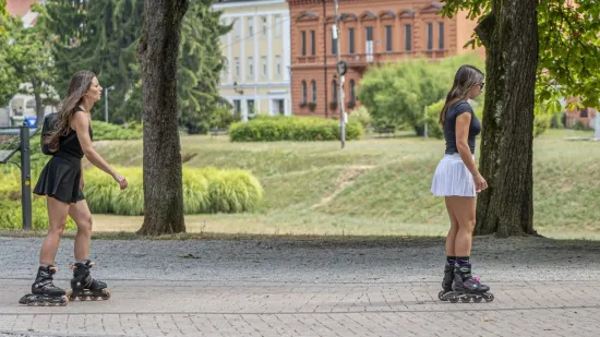 Karlovačke ulice pune čak i po vrućinama: A ove dvije 'rolerice' u minjacima ukrale sve poglede