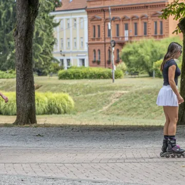 Karlovačke ulice pune čak i po vrućinama: A ove dvije 'rolerice' u minjacima ukrale sve poglede