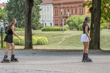 Karlovačke ulice pune čak i po vrućinama: A ove dvije 'rolerice' u minjacima ukrale sve poglede