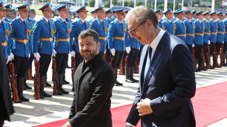 Kakav susret! Zelenski i Vučić pozirali na crvenom tepihu, a jedan detalj svima je upao u oči