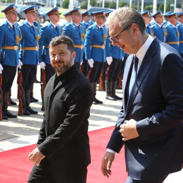 Kakav susret! Zelenski i Vučić pozirali na crvenom tepihu, a jedan detalj svima je upao u oči