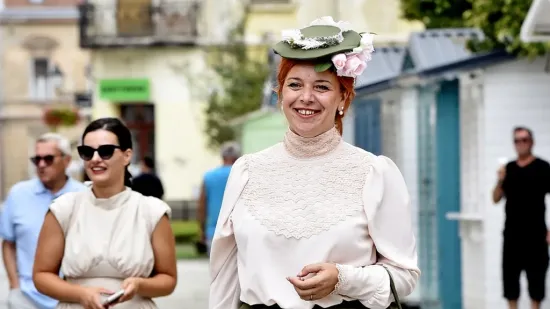 Kakav retro &scaron;arm: Pogledajte damu u baroknoj kombinaciji, već je spremna za &Scaron;pancirfest
