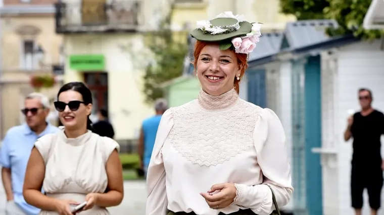 Kakav retro &scaron;arm: Pogledajte damu u baroknoj kombinaciji, već je spremna za &Scaron;pancirfest