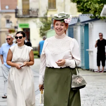 Kakav retro &scaron;arm: Pogledajte mladu damu u baroknoj kombinaciji, već je spremna za &Scaron;pancirfest