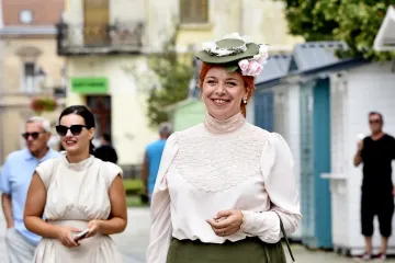 Kakav retro &scaron;arm: Pogledajte damu u baroknoj kombinaciji, već je spremna za &Scaron;pancirfest