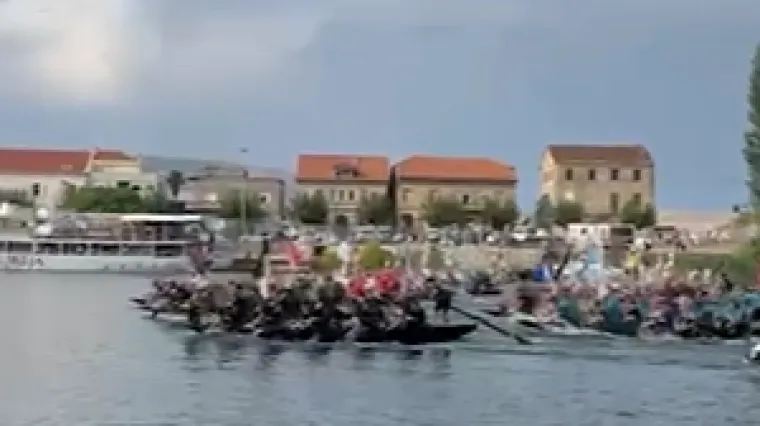 Tisuće navijača, 31 posada i 23 kilometra: Pogledajte start Maratona lađa